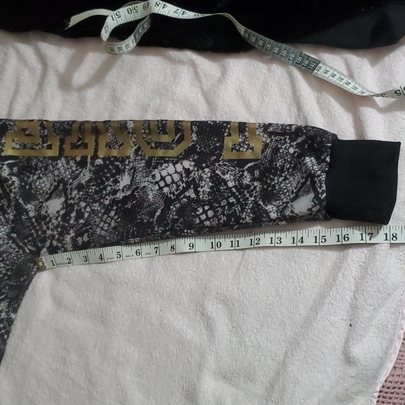 LOVE Blk/White Reptilian Print Cwl Neck Sweatshirt-Long Sleeves w/Gold LOVE-EUC - Picture 16 of 16